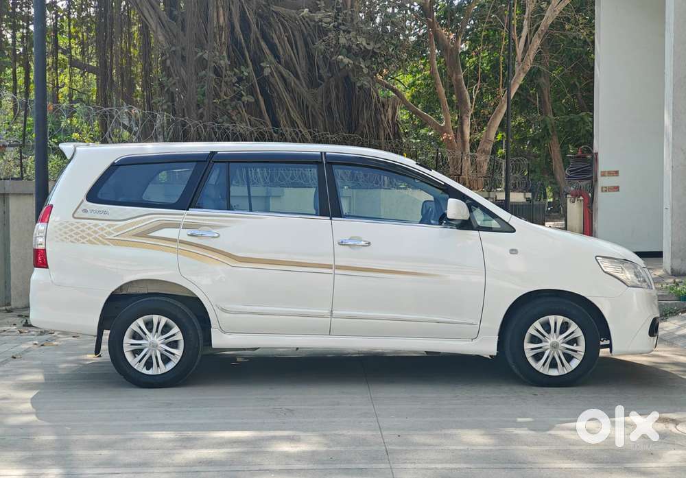Toyota Innova 2.5 G (diesel) 8 Seater Bs Iv, 2015, Cng & Hybrids