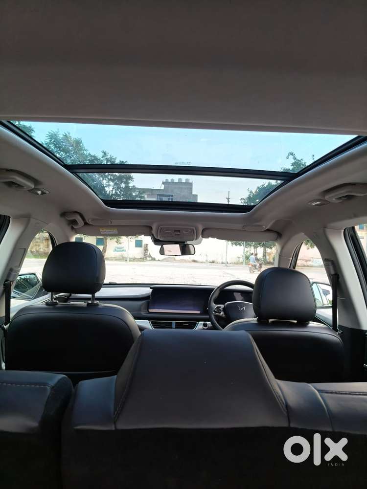Mahindra Xuv700 2.2 Ax 7 Diesel At Luxury Pack Str, 2025, Diesel