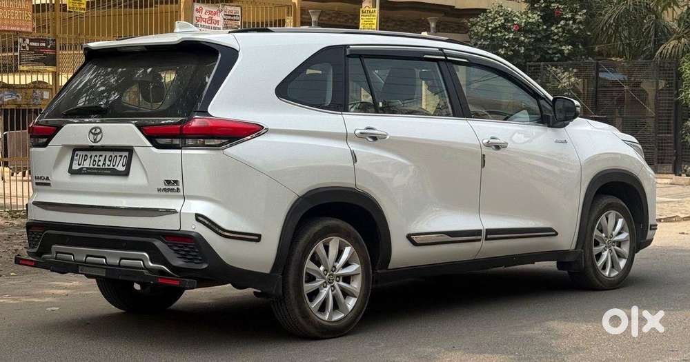 Toyota Innova Hycross