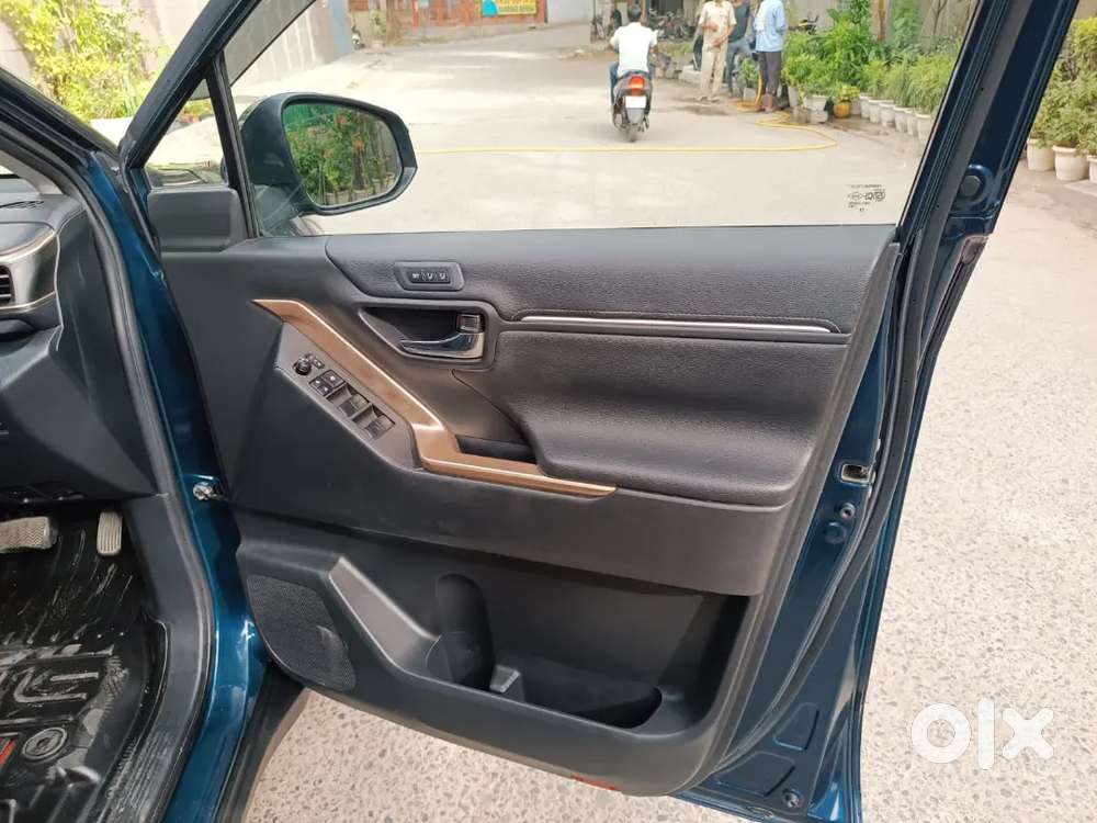 Maruti Suzuki Invicto Alpha Plus 2025