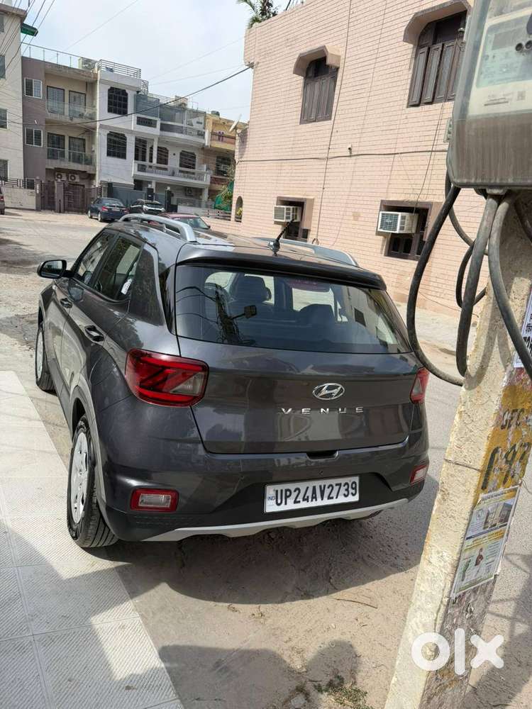 Hyundai Venue 2021 Petrol 8800 Km Driven
