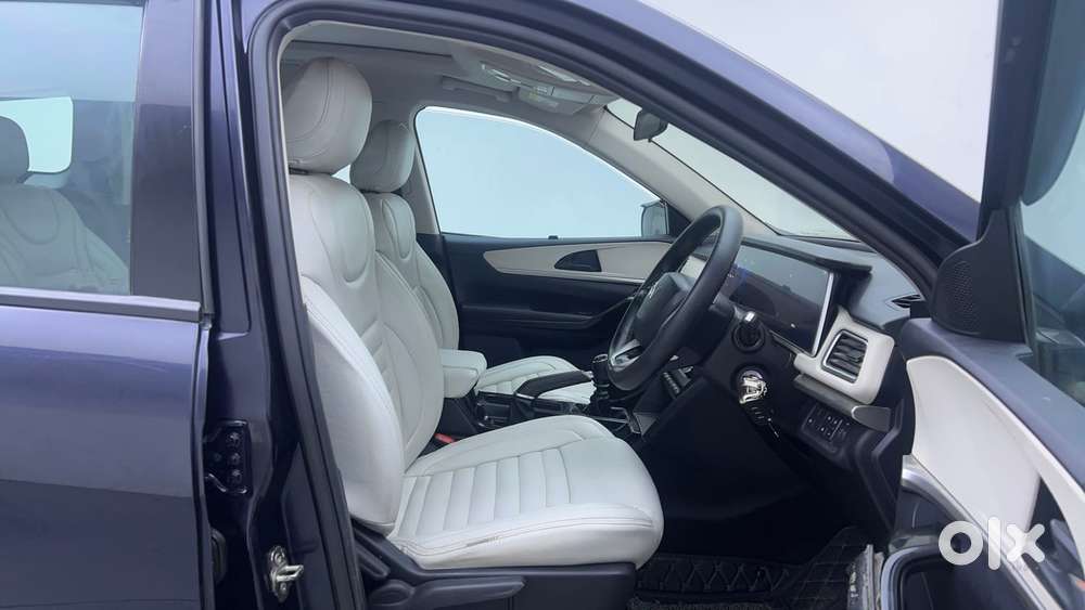 Mahindra Xuv700 2.0 Ax 5 Petrol Mt Str, 2022, Petrol