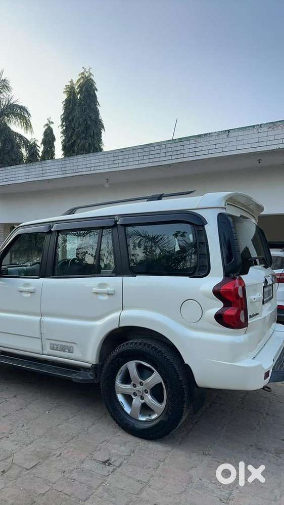 Mahindra Scorpio S11