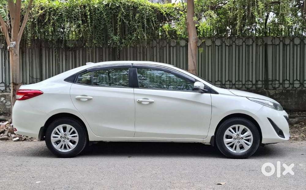 Toyota Yaris V Cvt, 2018, Petrol