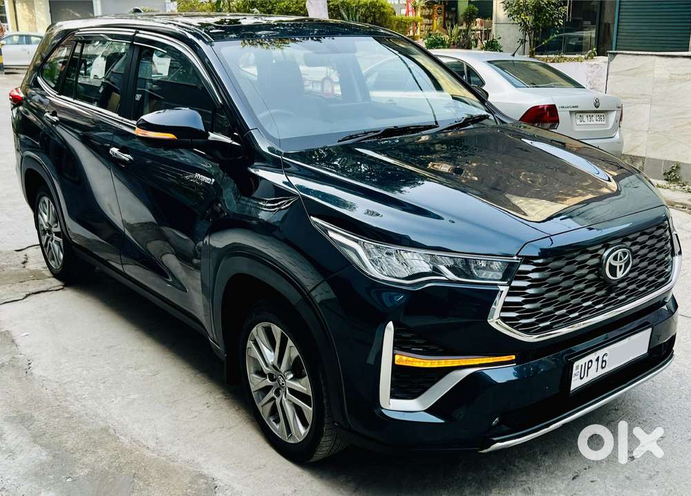 Toyota Innova Hycross