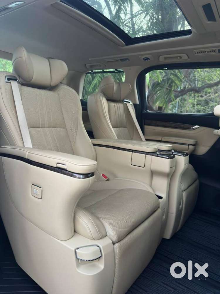 Toyota Vellfire 2.5 Executive Lounge, 2023, Petrol