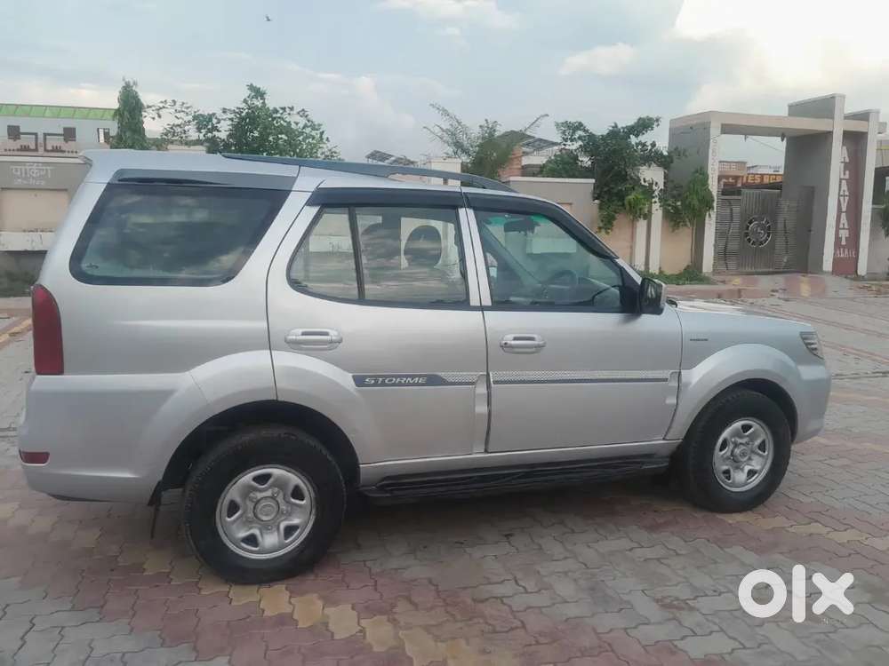 Tata Safari Storme 2015