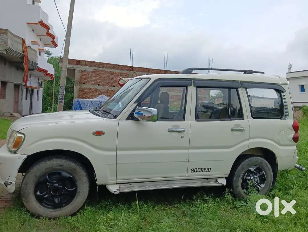 Mahindra Scorpio 2010 कोचस के पास है