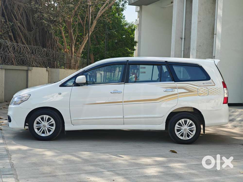 Toyota Innova 2.5 G (diesel) 8 Seater Bs Iv, 2015, Cng & Hybrids