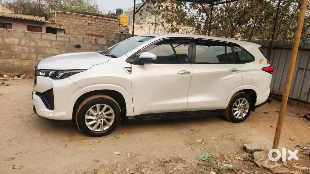 Toyota Innova Hycross 2023 Petrol 70000 Km Driven