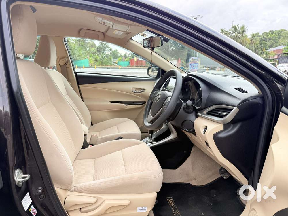 Toyota Yaris V Cvt, 2018, Petrol