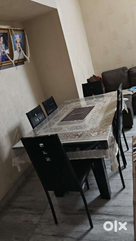 Dining table 6 seater