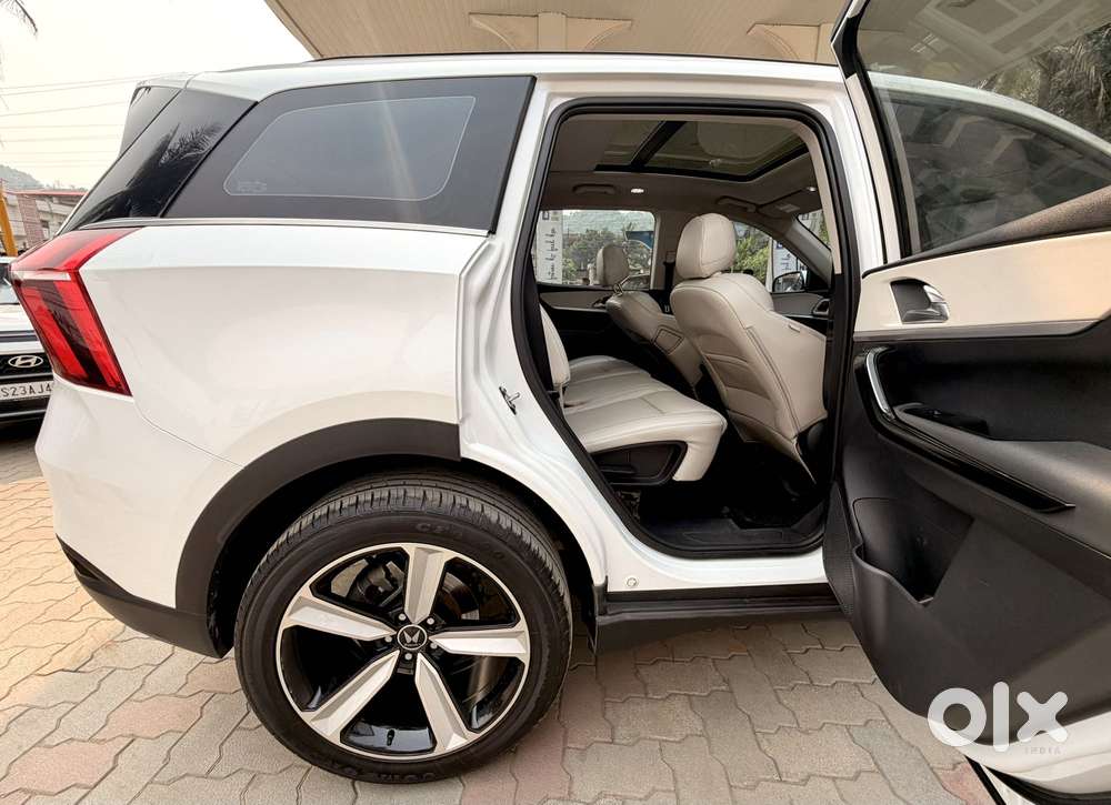 Mahindra Xuv700 2.0 Ax 7 Petrol Mt Str, 2022, Petrol