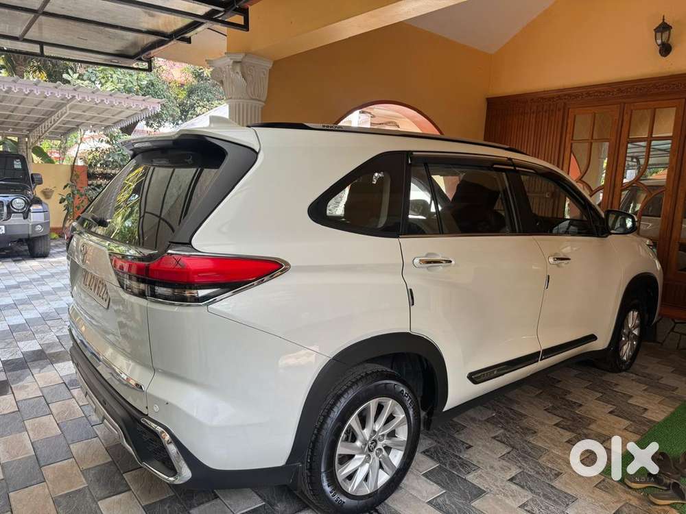 Toyota Innova Hycross 2024