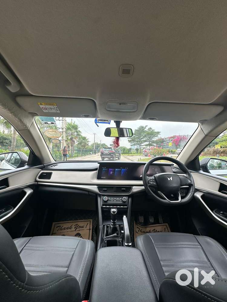 Mahindra Xuv700 Ax 3 Petrol Mt 5 Str (e), 2022, Petrol