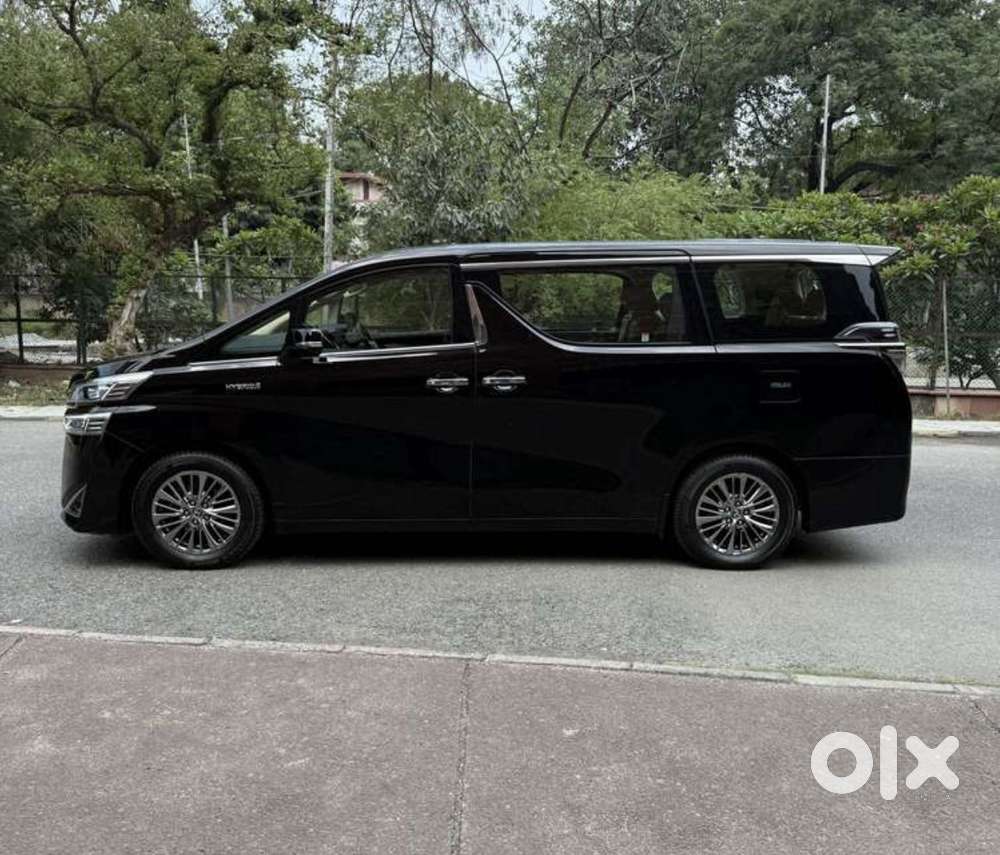 Toyota Vellfire 2.5 Executive Lounge, 2023, Petrol