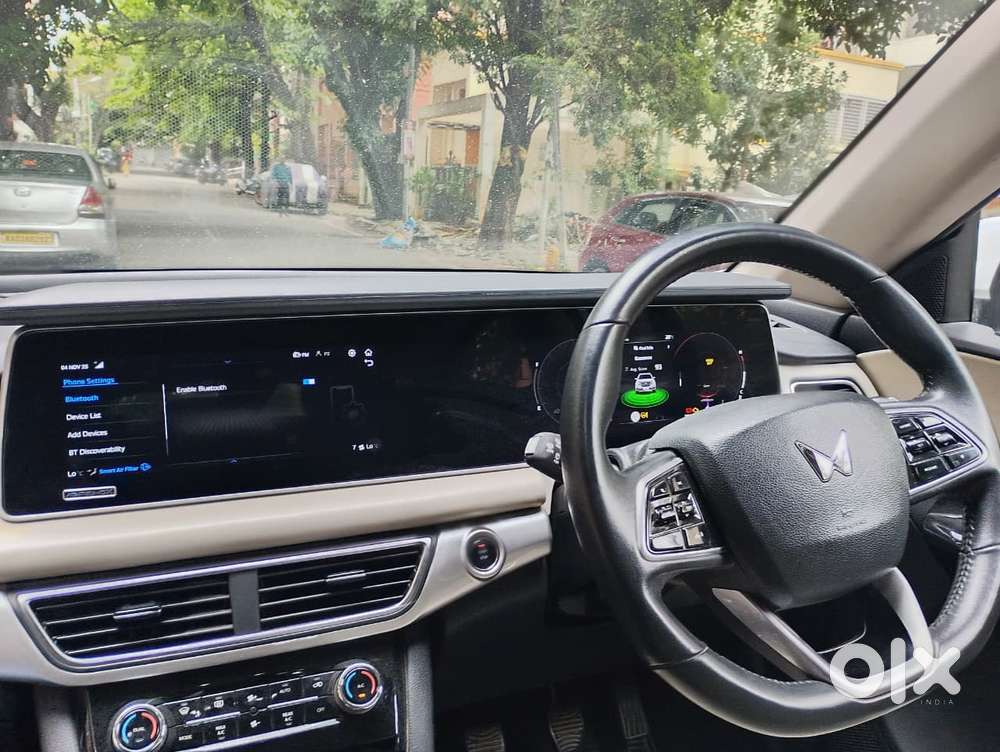 Mahindra Xuv700 2.0 Ax 7 Petrol Mt Str, 2025, Petrol