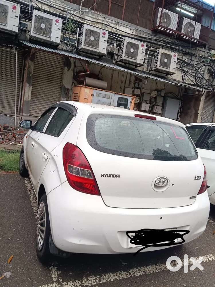 White Hyundai I20