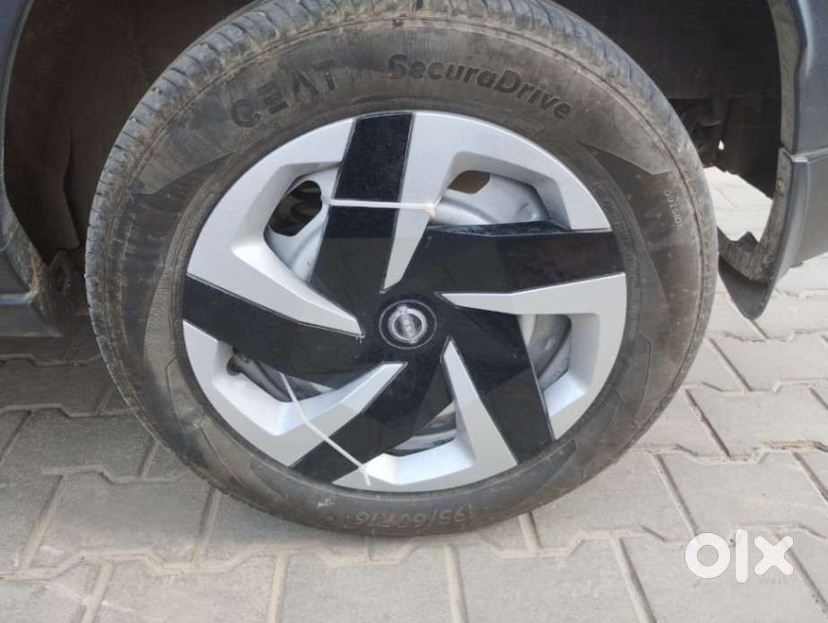 Nissan Magnite Kuro Edition Petrol Amt, 2024, Petrol