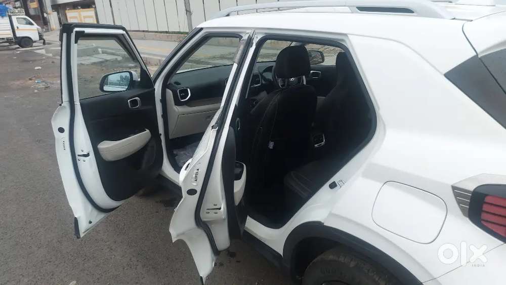 Hyundai Venue 2023 Petrol 18400 Km Driven