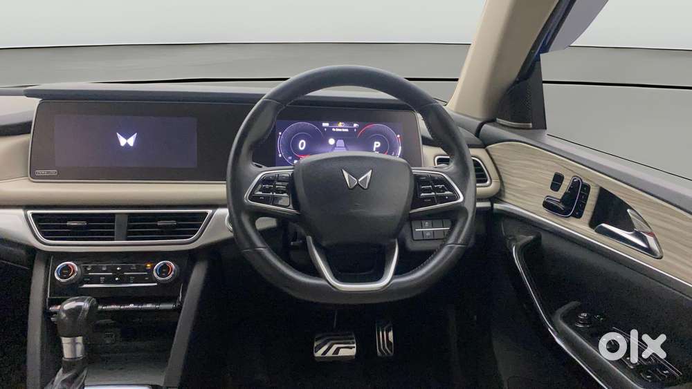 Mahindra Xuv700 2.0 Ax 7 Petrol Mt Str, 2021, Petrol