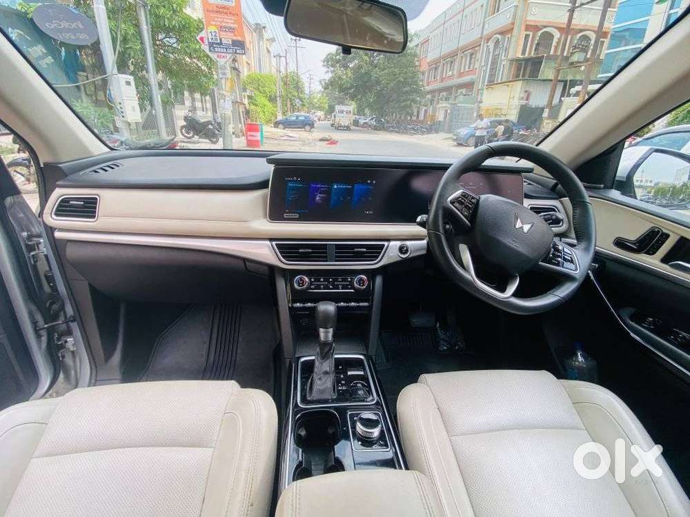 Mahindra Xuv700 2.0 Ax 7 Petrol At Str, 2023, Petrol