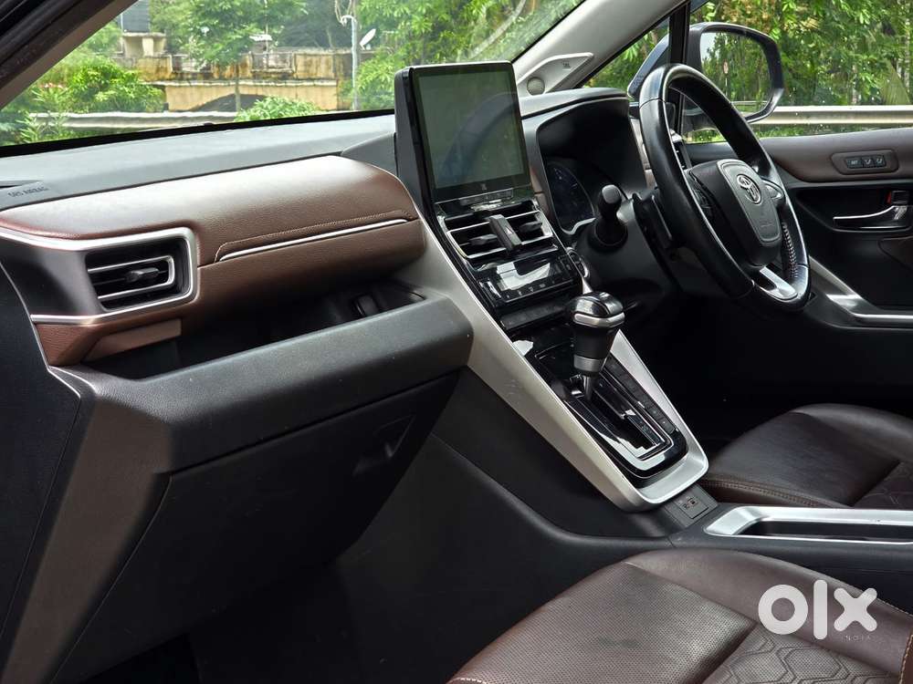 Toyota Innova Hycross 2.0 Zx (o) Hybrid 7 Str, 2023, Petrol