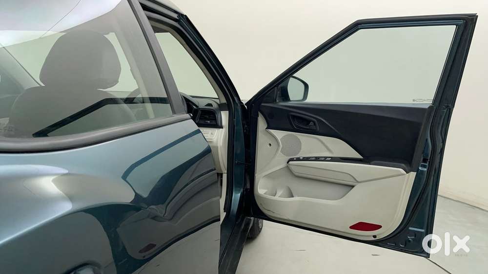 Mahindra Xuv300 W6 Amt Diesel, 2023, Diesel