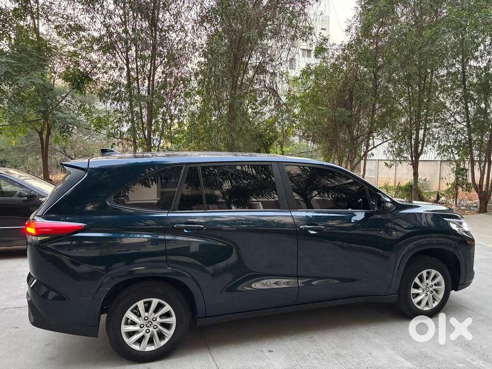 Toyota Innova Hycross 2025 Petrol 5500 Km Driven