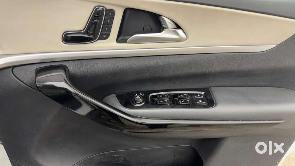 Mahindra Xuv700 2.0 Ax 7 Petrol Mt Str, 2021, Petrol