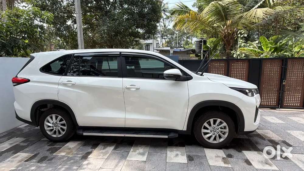 Toyota Innova Hycross 2025