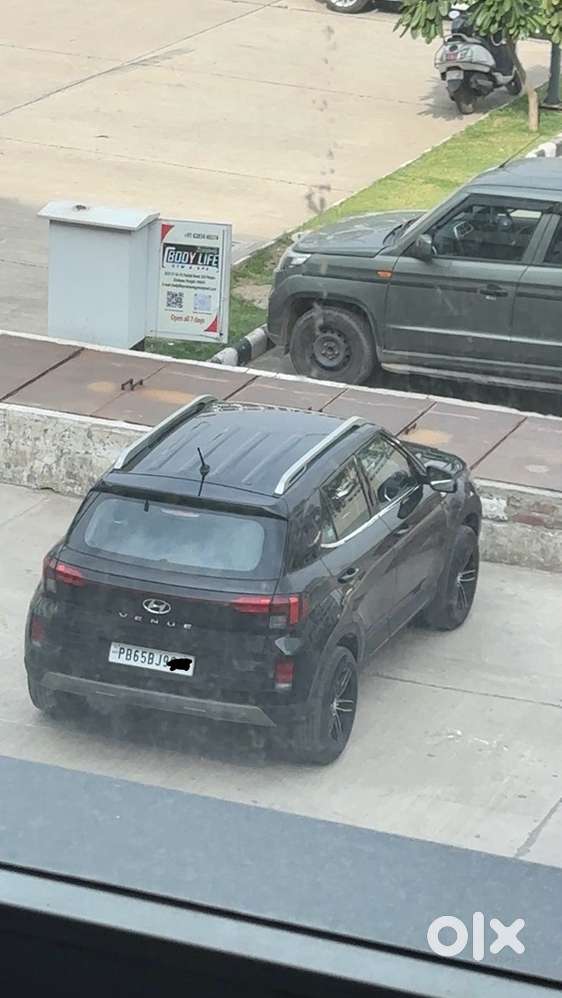Hyundai Venue 2025 Petrol 15000 Km Driven
