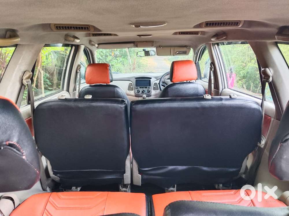 Toyota Innova 2.5 E 8 Str, 2010, Petrol
