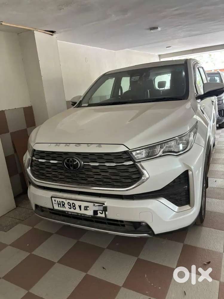Toyota Innova Hycross 2025 - 1200 Kms