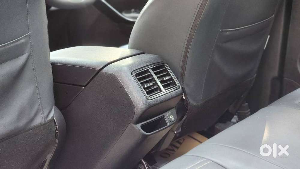 Mahindra Xuv700 2.0 Ax 5 Petrol At Str, 2022, Petrol