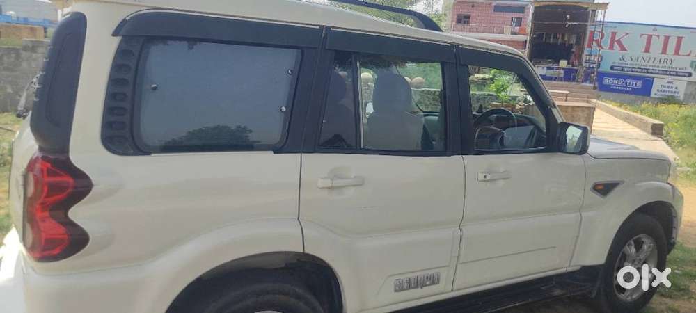 Mahindra Scorpio S10
