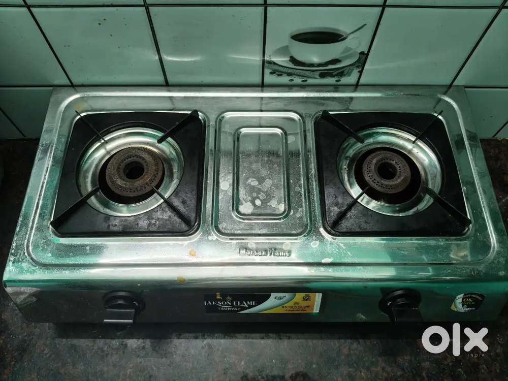 Gas stove with 2 burners