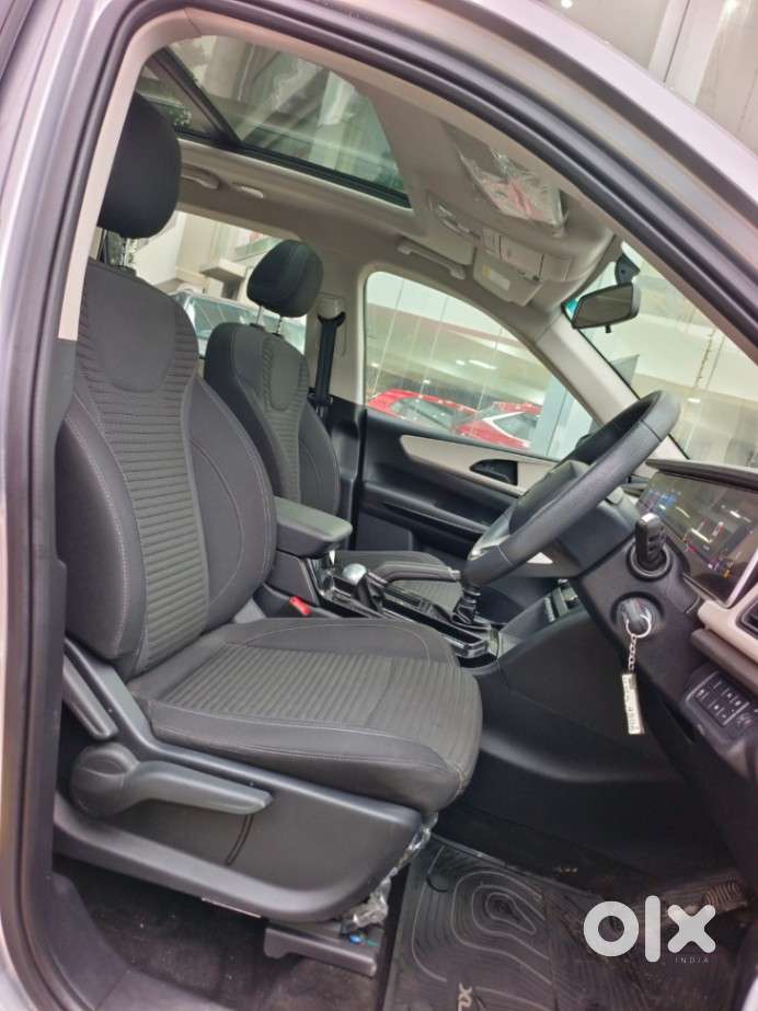 Mahindra Xuv700 2.0 Ax 5 Petrol Mt 7 Str, 2022, Petrol