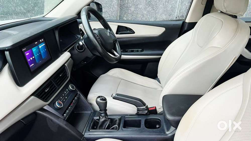 Mahindra Xuv700 Mx Petrol Mt 5 Str (e), 2023, Petrol