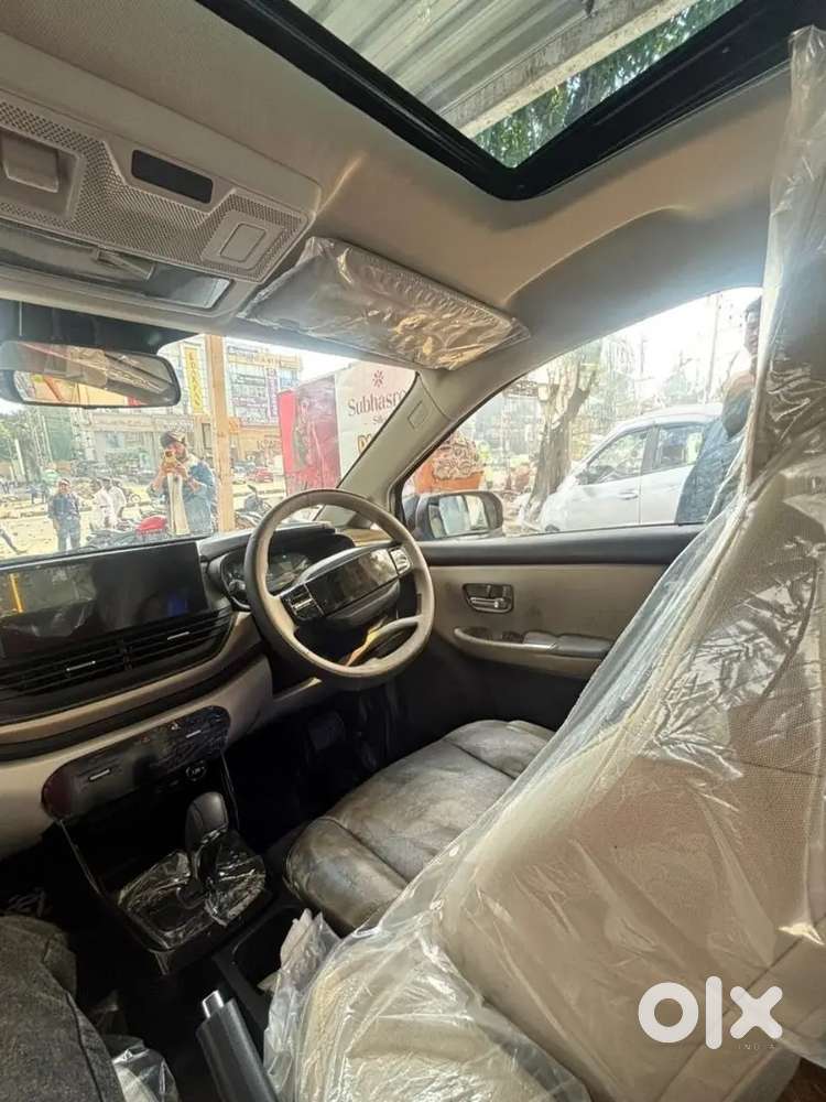 Tata Altroz 2025 Petrol Good Condition With Top End Attached Sun Roof