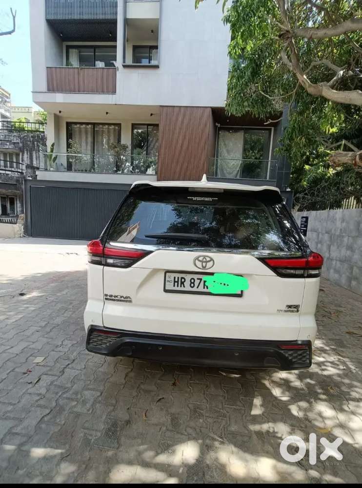 2023 Toyota Innova Hycross  Super White  Hr87  Executive - Owned