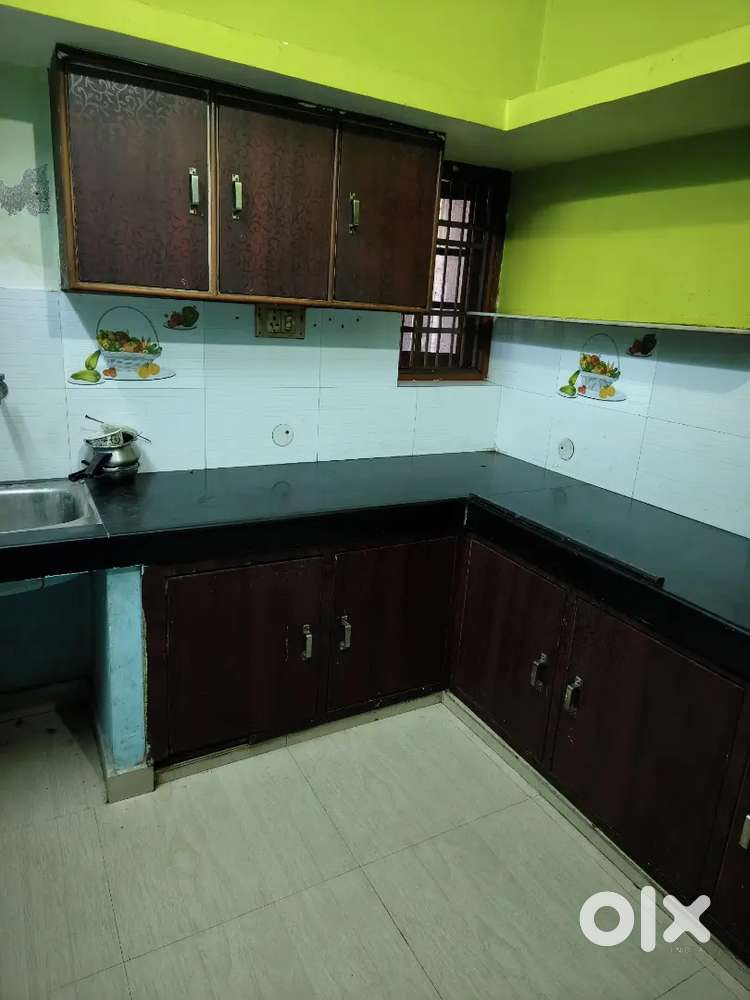 2bhk semi furnished near aliganj