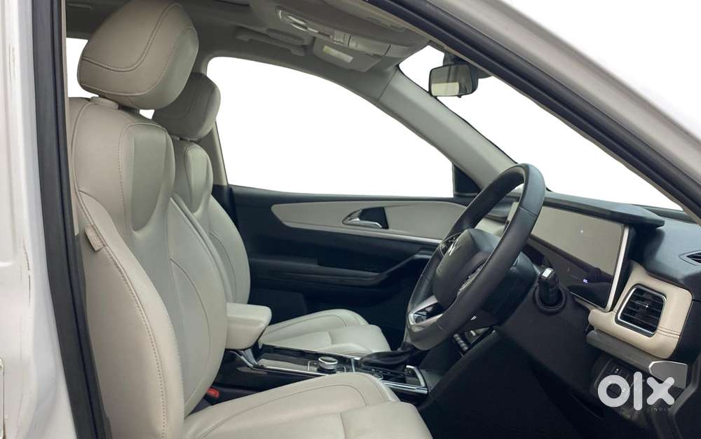 Mahindra Xuv700 2.2 Ax 7 Diesel At Luxury Pack Str Awd, 2022, Diesel