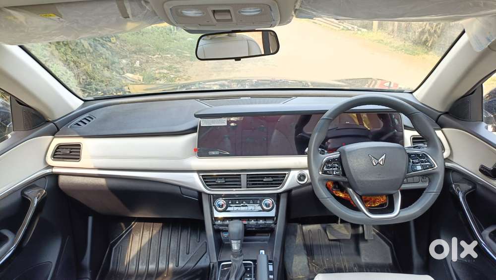 Mahindra Xuv700 2.0 Ax 7 Petrol At Str, 2025, Petrol