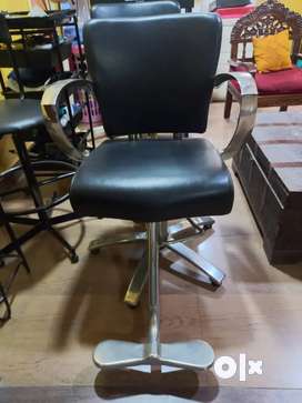 Hair cutting deals chair olx