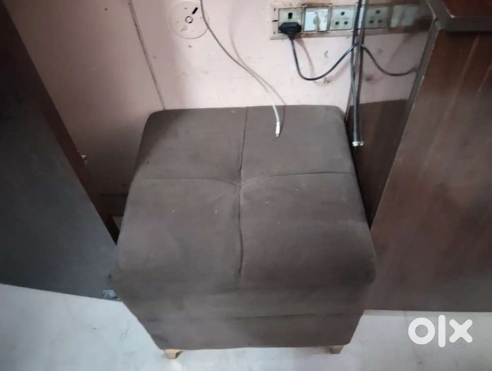 7 sheeter sofa with central table