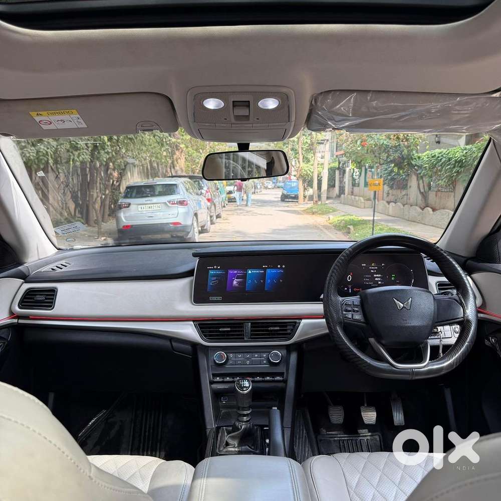 2024 Mahindra Xuv 700 Diesel Manual - 5 Seater