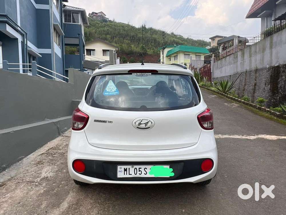 Female Driving Hyundai Grand I10 Petrol 2018 Manual