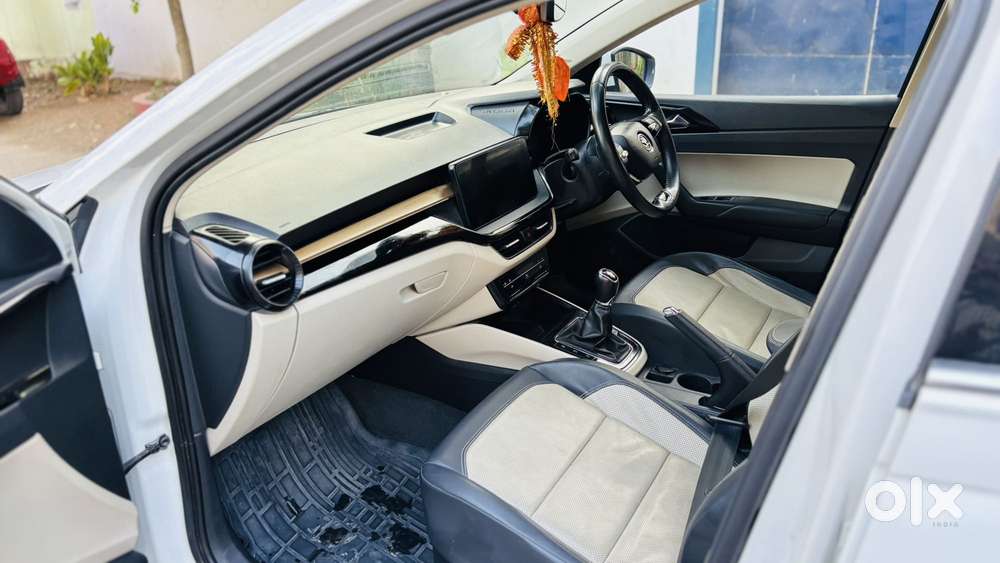 Skoda Slavia Style 1.0l Tsi Mt, 2022, Petrol