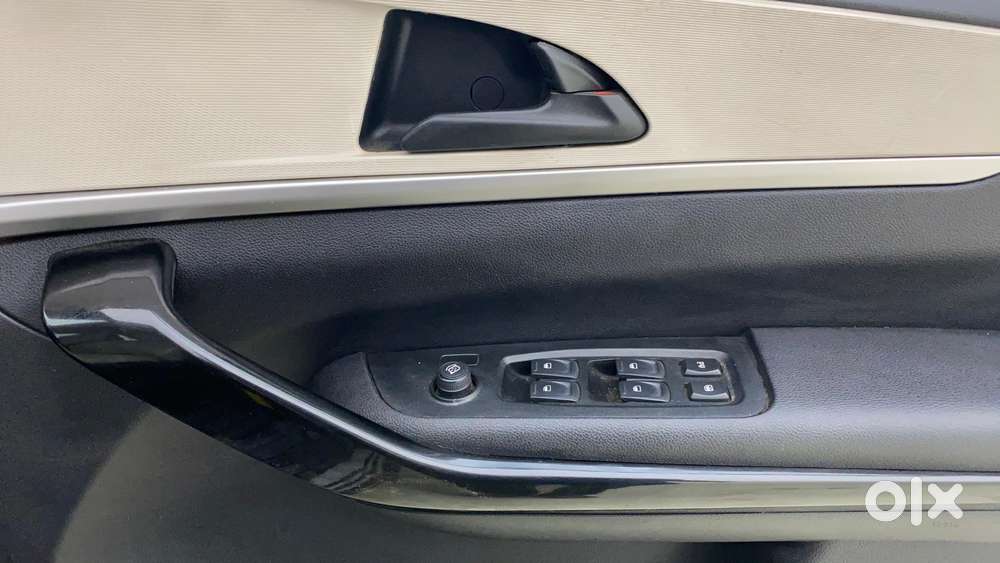 Mahindra Xuv700 2.0 Ax 5 Petrol At Str, 2022, Petrol